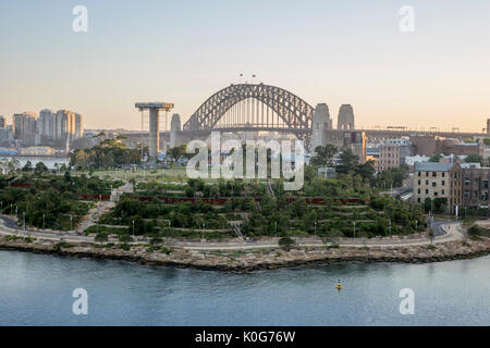 Am frühen Morgen Sonnenaufgang in Barangaroo Reserve Park, die Innenstadt von Sydney Australien mit der Sydney Harbour Bridge im Hintergrund Stockfoto