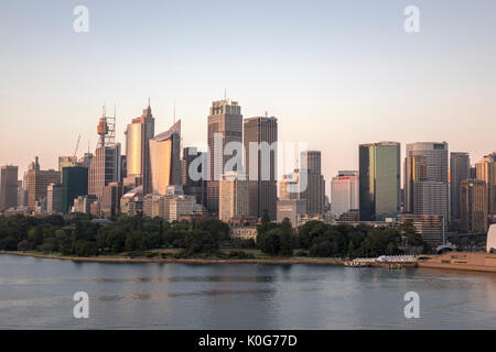 Sonnenaufgang am frühen Morgen in der Innenstadt von Sydney Central Business District (CBD) Skyline einschließlich der Sydney Tower Auge Australien Stockfoto