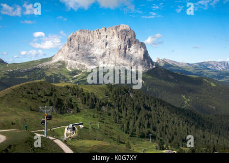 Wolke über dem Langkofel oder Langkofel steigende über dem Val Gardena Grodental im Hintergrund die Dolomiten Italien mit der Seiser Alm vorbei Stockfoto