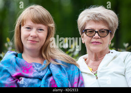 Portrait eines älteren Mutter mit einer erwachsenen Tochter sitzen zusammen Stockfoto