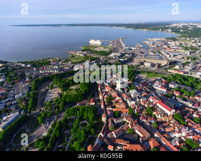 Panorama der Stadt Tallinn mit Altstadt, Hafen im Golf von Finnland und urbane moderne Gebäude. Luftaufnahme Stockfoto