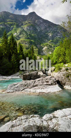 Türkisfarbenes Wasser und Karst Kalkstein der Fluss Soca in Trenta Tal bei Vrsnica Schlucht Naturdenkmal Triglav Nationalpark Slowenien Stockfoto