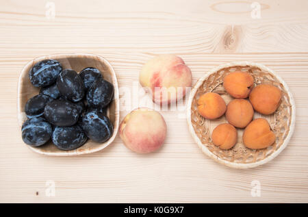 Sommer Früchte - Pflaumen, Aprikosen und Pfirsichen Stockfoto