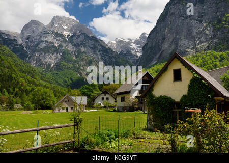 Garten und Häuser in Trenta Slowenien mit Pihavec und Triglav Berggipfel im Triglav Nationalpark Julische Alpen im Frühjahr Stockfoto