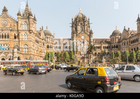 Mumbai, Maharashtra, Indien - 1. Dezember 2012: Schwarm der Taxis vor dem Bahnhof Chhatrapati Shivaji Terminus Stockfoto