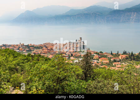 Eine Ansicht von Malcesine und von der Burg aus dem 14. Jahrhundert am Rande des schönen Gardasee in Italien, Europa Stockfoto