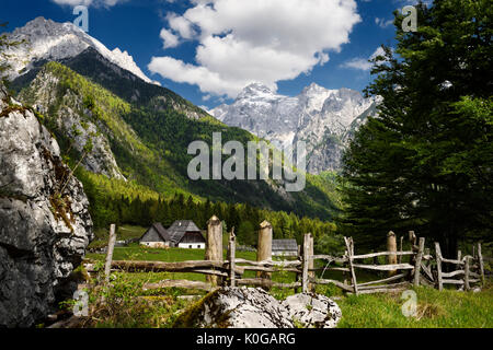 Hochalpine Gehöft in Zadnja Trenta Tal mit Blick auf Prisojnik und gestochen Peaks im Triglav Nationalpark Julische Alpen Slowenien im Frühjahr Stockfoto