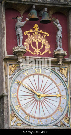 Die äußere Zifferblatt und Viertel-Buchsen am nördlichen Querschiff, Wells Cathedral Stockfoto