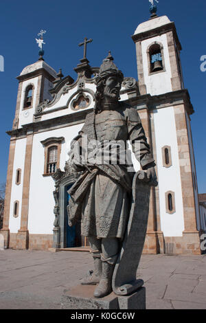 Wallfahrtskirche Bom Jesus de Matosinhos (UNESCO Weltkulturerbe) und die Propheten Skulpturen von ALEIJADINHO - Congonhas, Minas Gerais, Brasilien Stockfoto