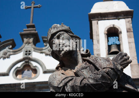 Wallfahrtskirche Bom Jesus de Matosinhos (UNESCO Weltkulturerbe) und die Propheten Skulpturen von ALEIJADINHO - Congonhas, Minas Gerais, Brasilien Stockfoto