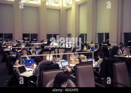 College-Studenten studieren nachts im Lesesaal der Brody Learning Commons, einem Studienraum und Bibliothek auf dem Homewood Campus der Johns Hopkins University in Baltimore, Maryland, 2015. Mit Freundlicher Genehmigung Von Eric Chen. Stockfoto