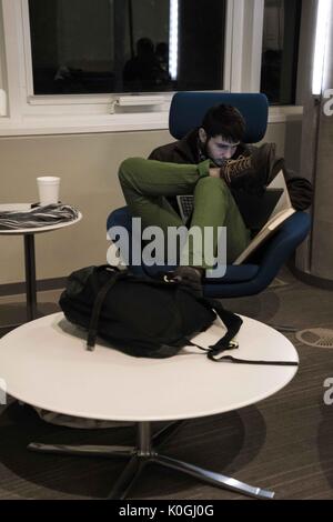 Ein Student studiert spät in der Nacht in der Brody Learning Commons, eine Bibliothek und Studienraum auf dem Homewood Campus der Johns Hopkins University in Baltimore, Maryland, 2015. Mit Freundlicher Genehmigung Von Eric Chen. Stockfoto