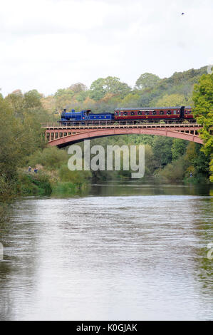 828 Kreuze Victoria Bridge mit einem Kidderminster - Bridgnorth Service. Die Severn Valley Railway. Stockfoto