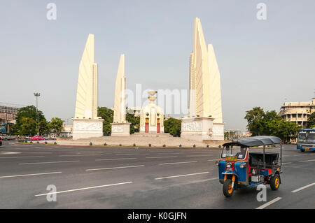 Die Demokratie Denkmal auf ratchadamnoen Avenue, Bangkok, Thailand Stockfoto