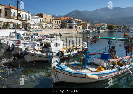 Blick über den Hafen in kleinen Fischen Dorfes Ayios Nikolaos, in die äußere Mani, südlichen Peloponnes, Griechenland. Stockfoto