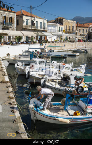 Blick über den Hafen in kleinen Fischen Dorfes Ayios Nikolaos, in die äußere Mani, südlichen Peloponnes, Griechenland. Stockfoto