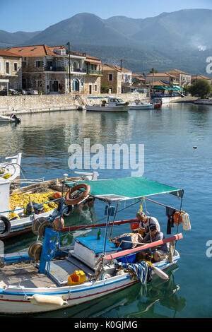 Blick über den Hafen in kleinen Fischen Dorfes Ayios Nikolaos, in die äußere Mani, südlichen Peloponnes, Griechenland. Stockfoto