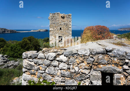 Ein ruiniertes Mani Turm mit Blick auf die Bucht von Mezapos, und im Hintergrund, Kap Tigani, in der tiefen Mani, dem südlichen Peloponnes, Griechenland. Stockfoto