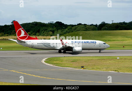 Turkish Airlines Boeing 737-800 Bereit zum Abheben im Flughafen Birmingham, UK (TC-Jvd) Stockfoto