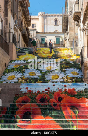 Eine Treppe in einer Seitenstraße für die Flower Festival in der alten Barockstadt Noto im Südosten von Sizilien eingerichtet. Italien Stockfoto