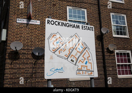 London, Großbritannien. 14. August 2017. Ein Hinweisschild auf den Rockingham Immobilien in Southwark. Die Rockingham Immobilien ist eine von mehreren, South und East London Hou Stockfoto