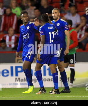 Von Leicester City Demarai Grau feiert ersten Ziel seiner Seite des Spiels mit Teamkollege von Leicester City Ahmed Musa zählen während der carabao Cup, zweite Runde an der Bramall Lane, Sheffield. Stockfoto