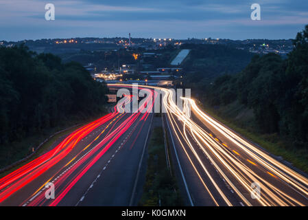 Leichte Spuren von Pendler auf A38 in der Nacht in Devon, Großbritannien Stockfoto