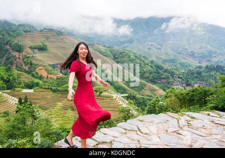 Asiatische Mädchen an Reis terrasse Sicht das Tragen der roten Kleid Stockfoto