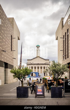 Die neuen kulturellen Viertel Entwicklung am Guildhall Square mit Blick auf die Stadthalle und Civic Center Clock Tower, Southampton, England, Großbritannien Stockfoto