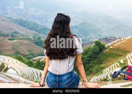 Mädchen sitzen am Reis terrasse Aussichtspunkt und genießen die Aussicht Stockfoto