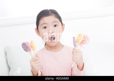 Portrait von Mädchen mit Lutscher überrascht Stockfoto