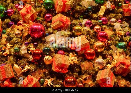 Weihnachten Dekorationen mit Lampen, Geschenke, Schmuck und lametta am Weihnachtsbaum im Winter WonderFest am Chicago Navy Pier. Stockfoto