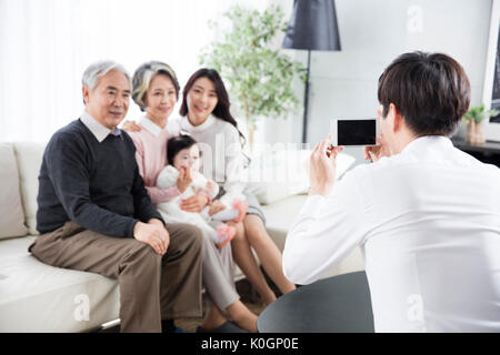 Harmonische große Familie für Fotos posiert Stockfoto
