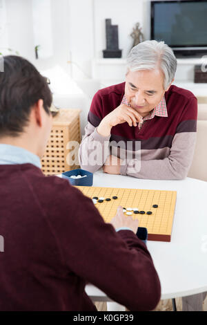 Portrait von älteren Menschen und jungen Sohn spielen Stockfoto