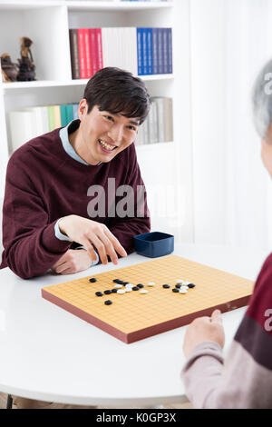 Portrait der junge lächelnde Mann und sein Vater gehen zu spielen Stockfoto