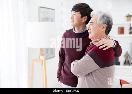 Seitenansicht Portrait von Harmonischen jungen Mann und seinem Vater Stockfoto