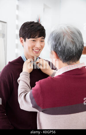 Portrait von Harmonischen kleinen Sohn und seiner älteren Vater Stockfoto