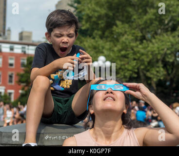 New York, NY, 21. August 2017 - Als Mom Uhren die Eclipse einen Jungen wächst ungeduldig. New Yorker versammelten sich in Washington Square zu sehen, eine partielle Sonnenfinsternis. © Stacy Walsh Rosenstock Stockfoto