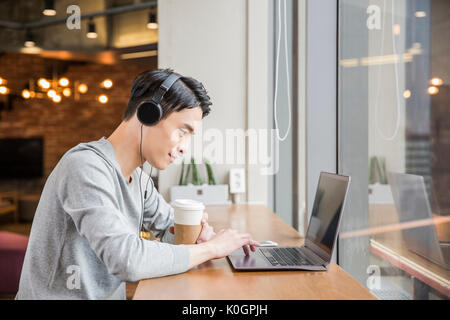 Seitenansicht Portrait von junge Unternehmer in der Cafeteria ausruhen Stockfoto