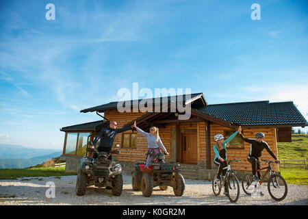 Eine Gruppe von Freunden ist über Abenteuer auf Mountain Bikes und ATV Quad Bikes vor Mountain House zu starten. Stockfoto