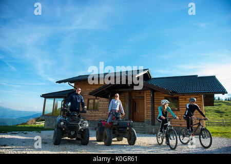 Eine Gruppe von Freunden ist über Abenteuer auf Mountain Bikes und ATV Quad Bikes vor Mountain House zu starten. Stockfoto