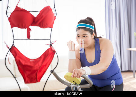 Junge fette Frau entscheiden, ihr Gewicht zu verlieren Stockfoto