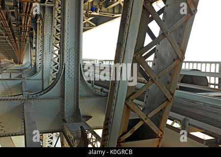 Die Cleveland Veterans Memorial Brücke überquert den Cuyahoga River in Cleveland, Ohio, USA unterstützt von Stahl Infrastruktur seit 1918. Stockfoto