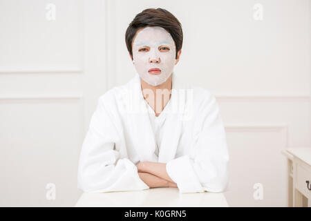 Portrait von Pflege mit Gesichtsmaske Stockfoto