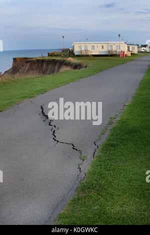 Straße Risse auf Caravan Park wegen Cliff Erosion an der Küste zu Ton. Stockfoto