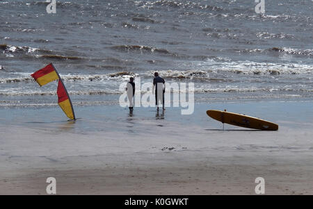 Sicherheit Flaggen und Rettungsschwimmer fron RNLI auf Ostküste Strand bei Ebbe, UK. Stockfoto