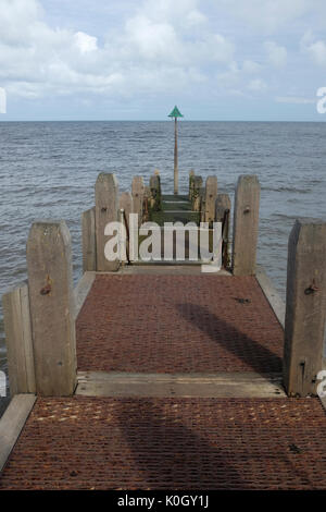 Szenen von Aberystwyth an der Westküste von Wales. Wellenbrecher Stockfoto