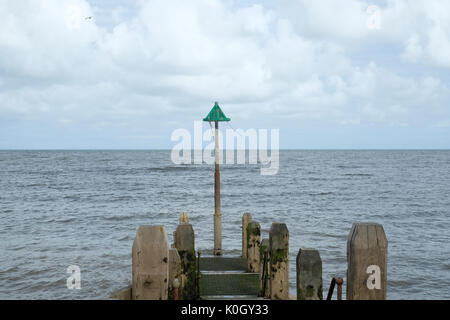 Szenen von Aberystwyth an der Westküste von Wales. Wellenbrecher Stockfoto