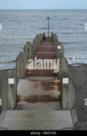 Szenen von Aberystwyth an der Westküste von Wales. Wellenbrecher Stockfoto