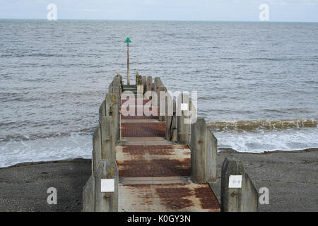 Szenen von Aberystwyth an der Westküste von Wales. Wellenbrecher Stockfoto